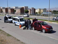 Şüpheli araçta tabanca yakalandı